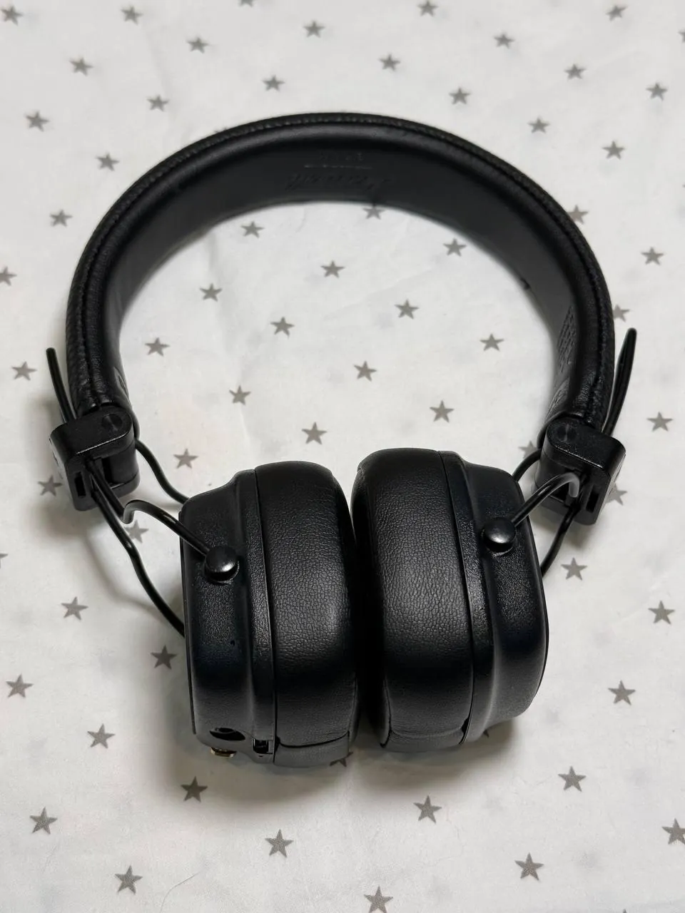 Apple Watch Series 8 и наушники Marshall Major IV 1