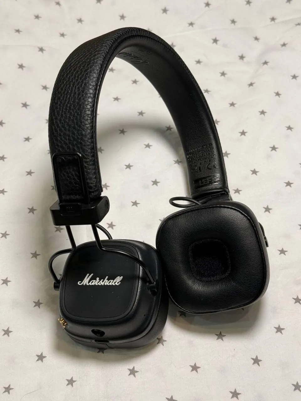 Apple Watch Series 8 и наушники Marshall Major IV 5