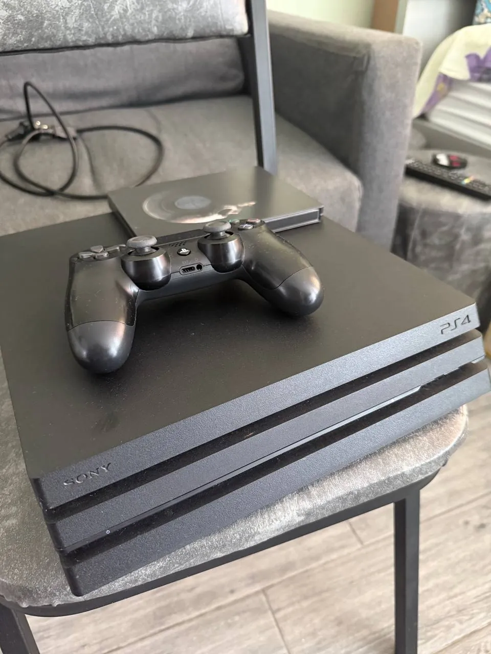 Игровая приставка PlayStation 4 Pro 1TB с геймпадом 1