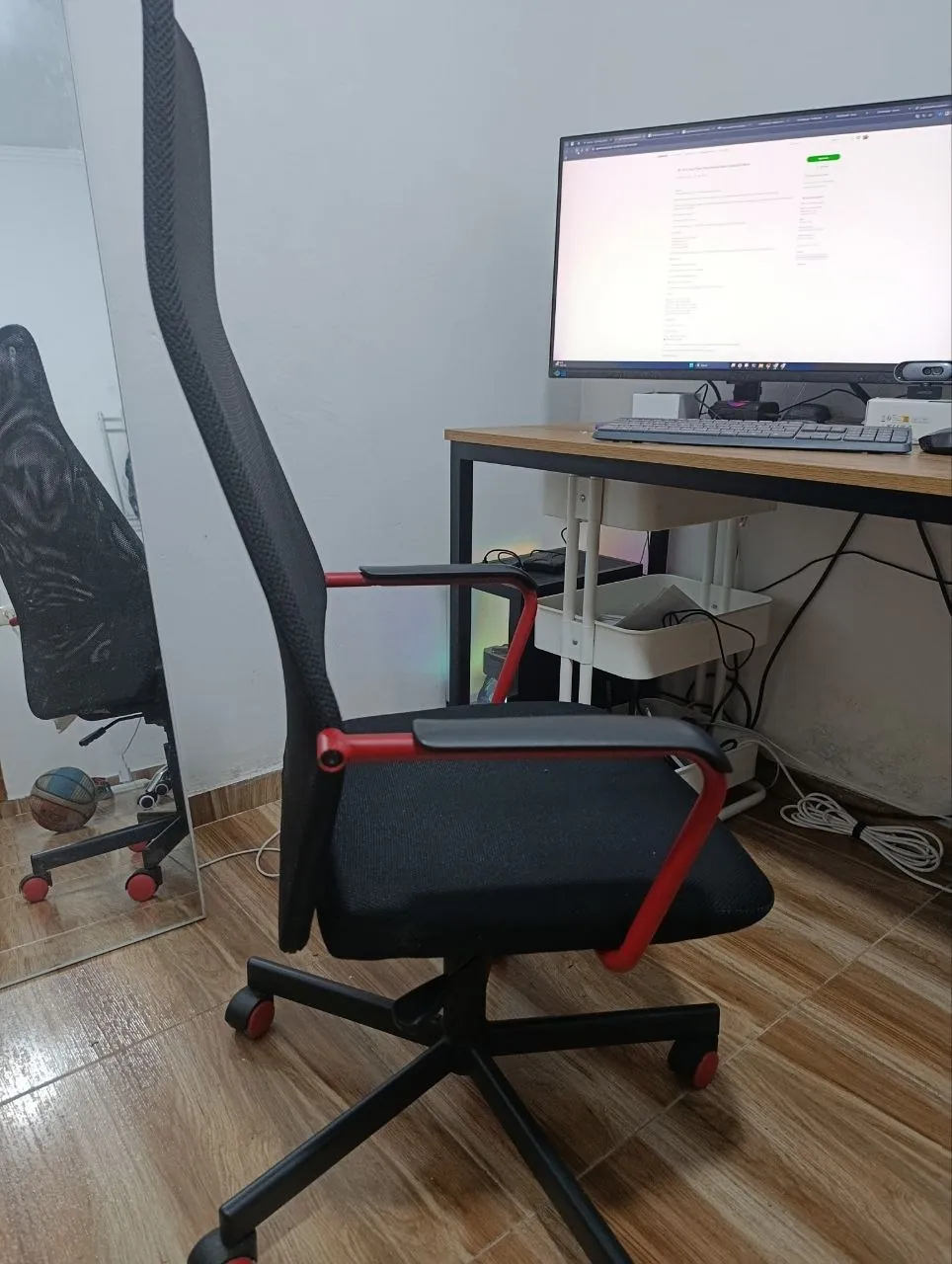 Офисное кресло IKEA с сетчатой спинкой 2