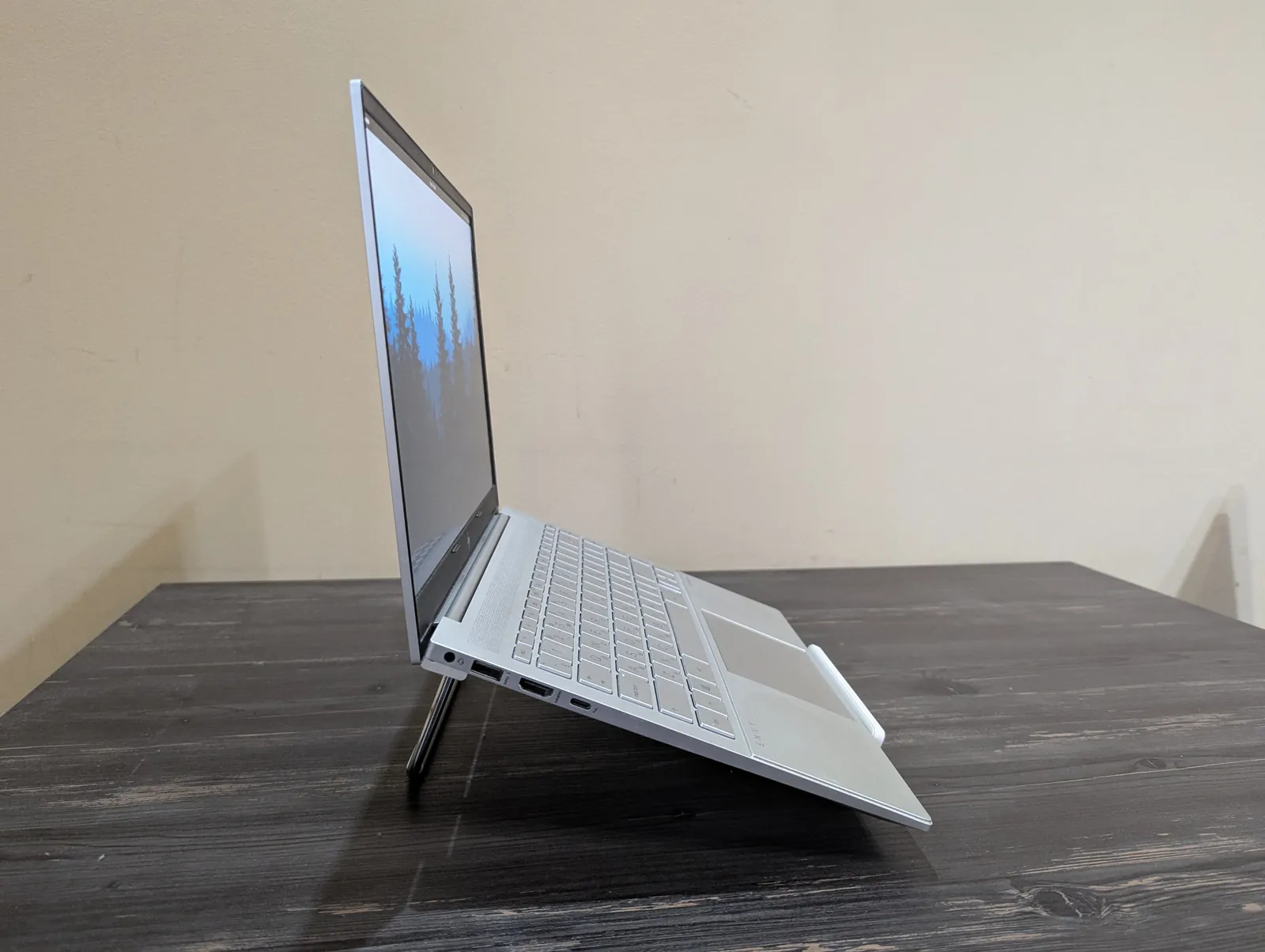 Ноутбук HP Envy, монитор Acer и гитара Yamaha 2