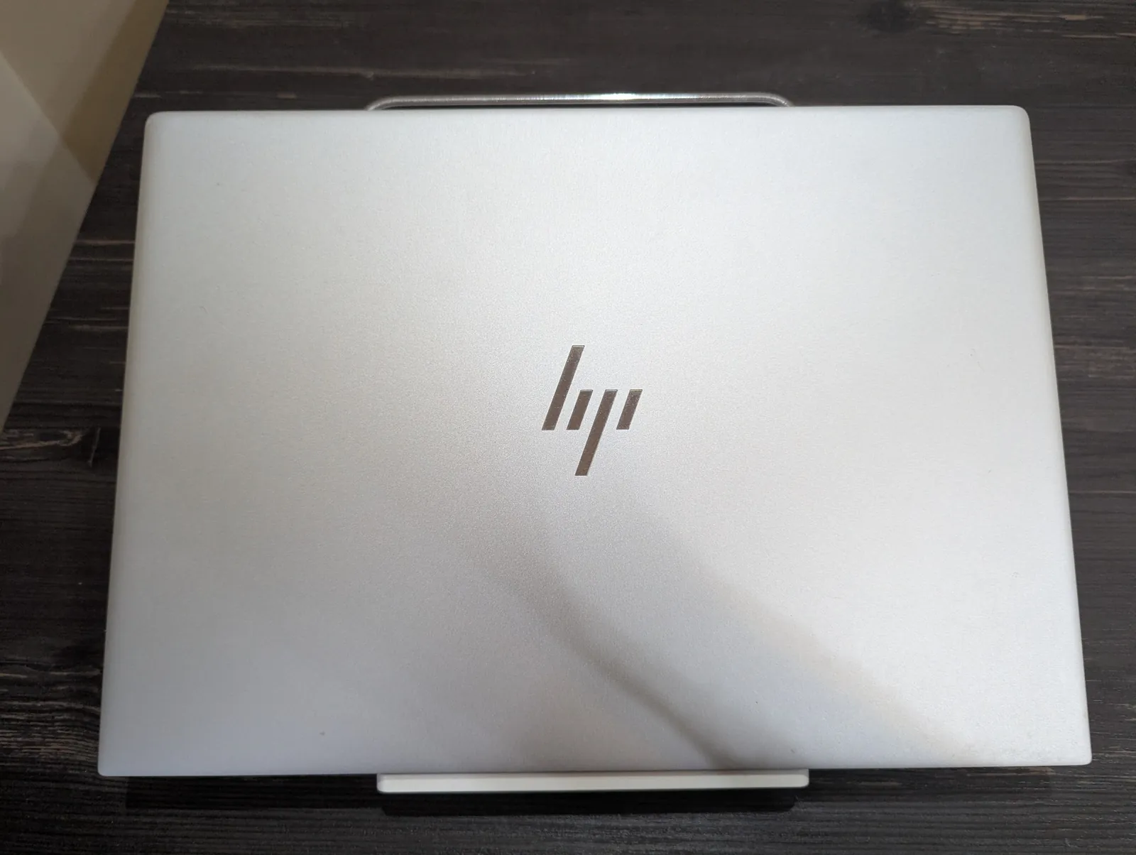 Ноутбук HP Envy, монитор Acer и гитара Yamaha 3