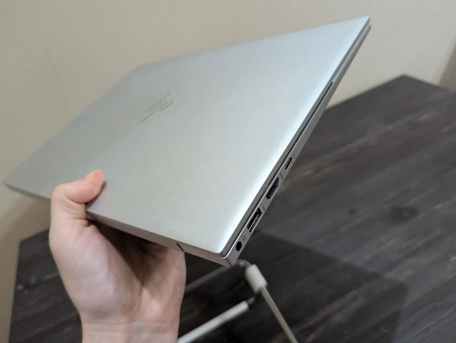 Ноутбук HP Envy, монитор Acer и гитара Yamaha 4