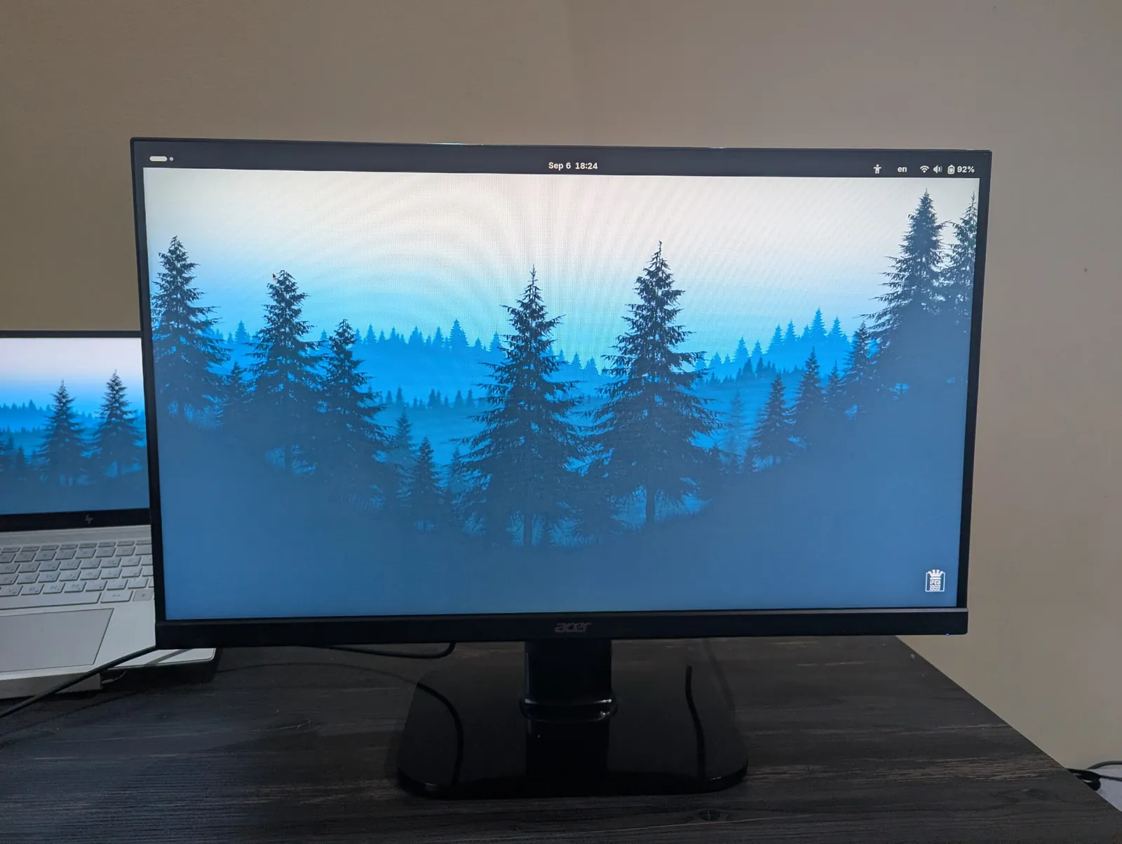 Ноутбук HP Envy, монитор Acer и гитара Yamaha 5