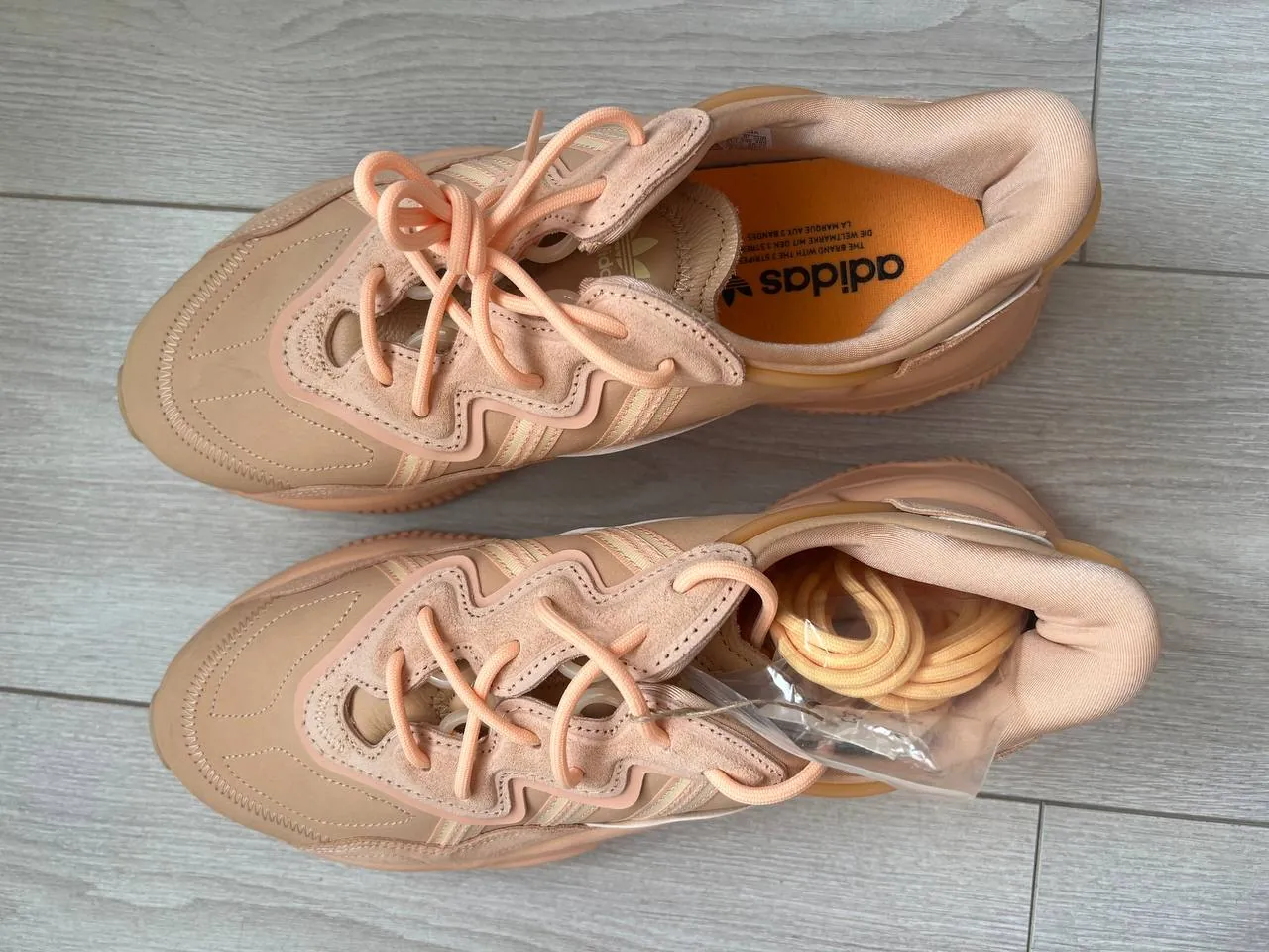 Кроссовки Adidas Ozweego и обувь Calvin Klein 3