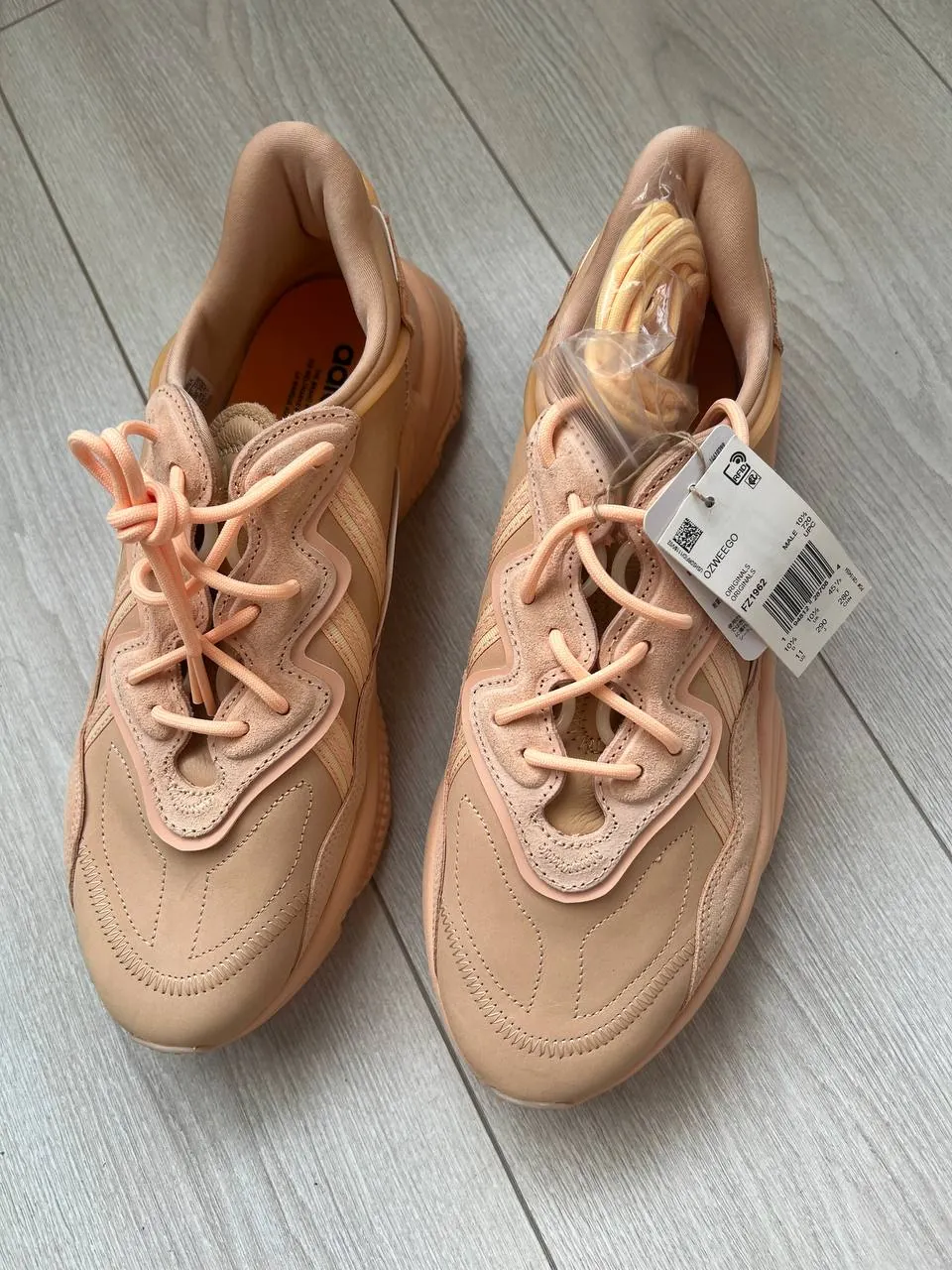 Кроссовки Adidas Ozweego и обувь Calvin Klein 1