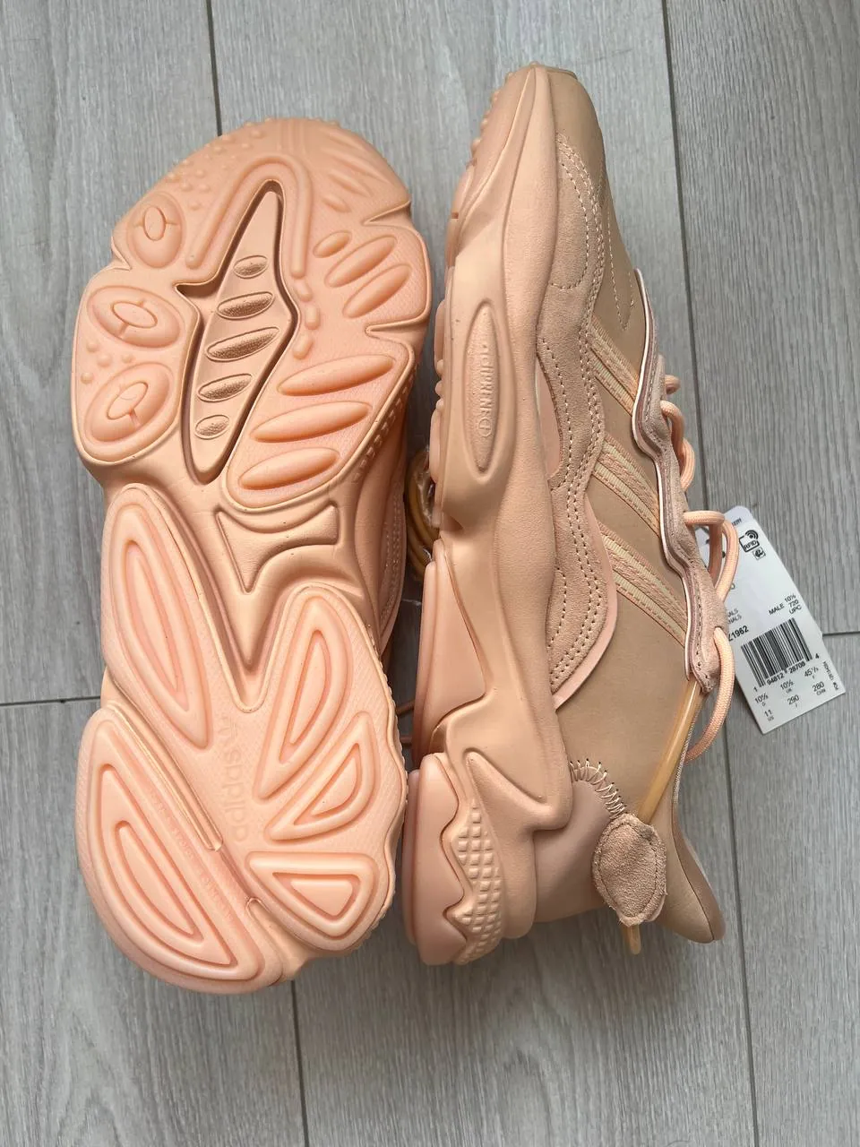 Кроссовки Adidas Ozweego и обувь Calvin Klein 5