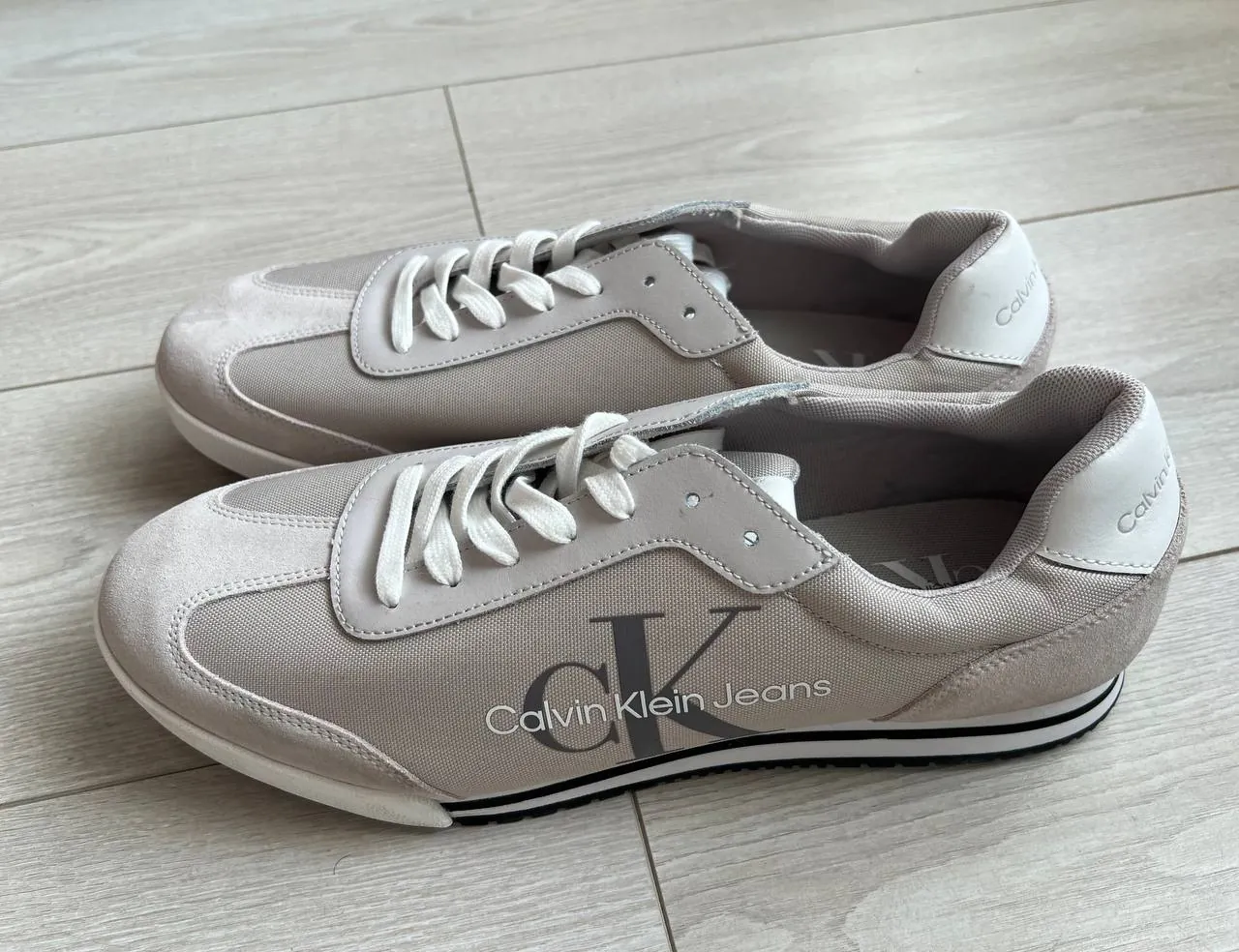 Кроссовки Adidas Ozweego и обувь Calvin Klein 9