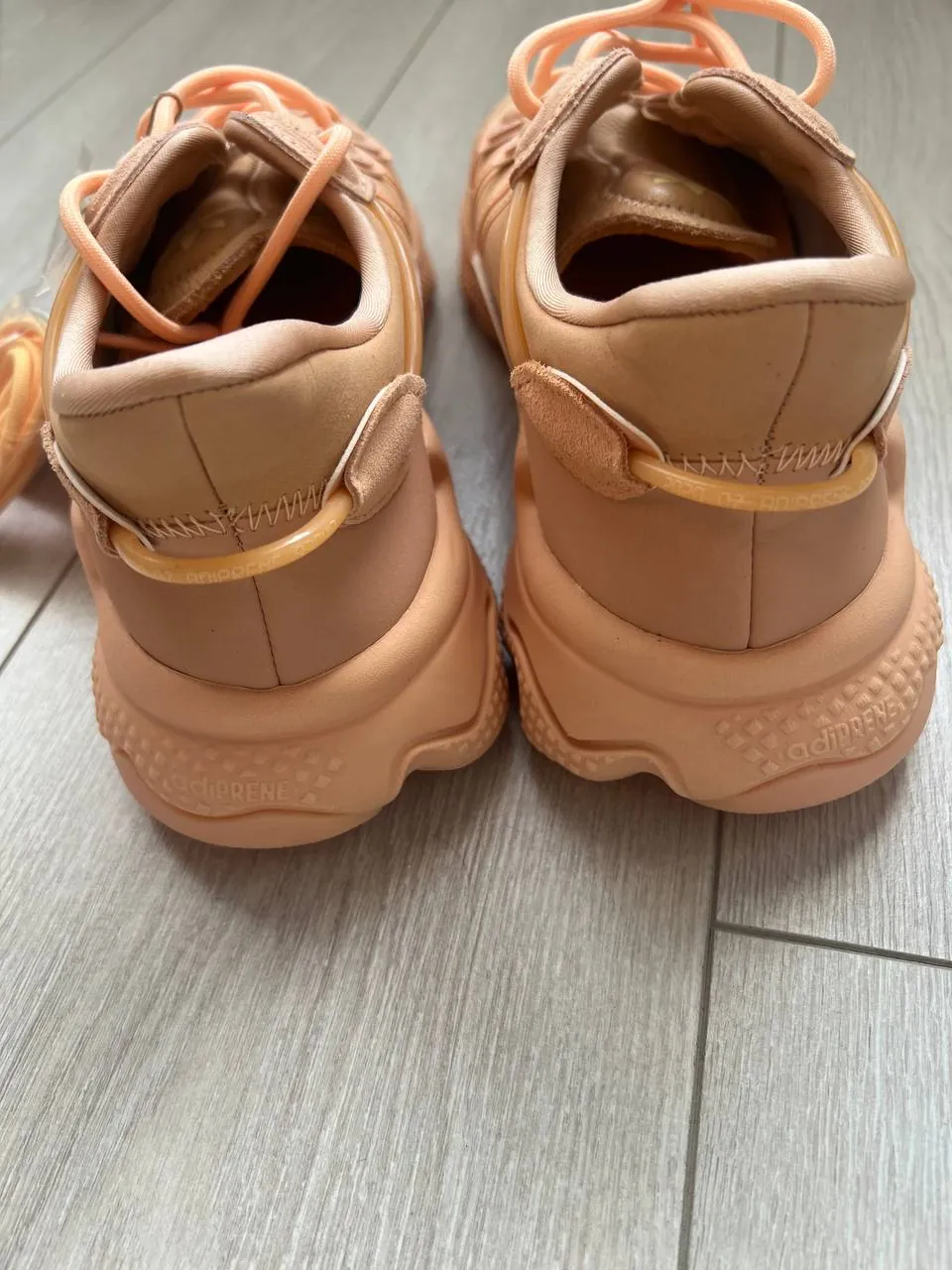 Кроссовки Adidas Ozweego и обувь Calvin Klein 4