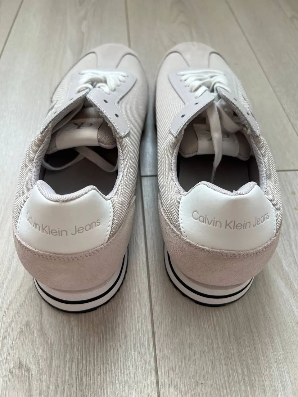 Кроссовки Adidas Ozweego и обувь Calvin Klein 10