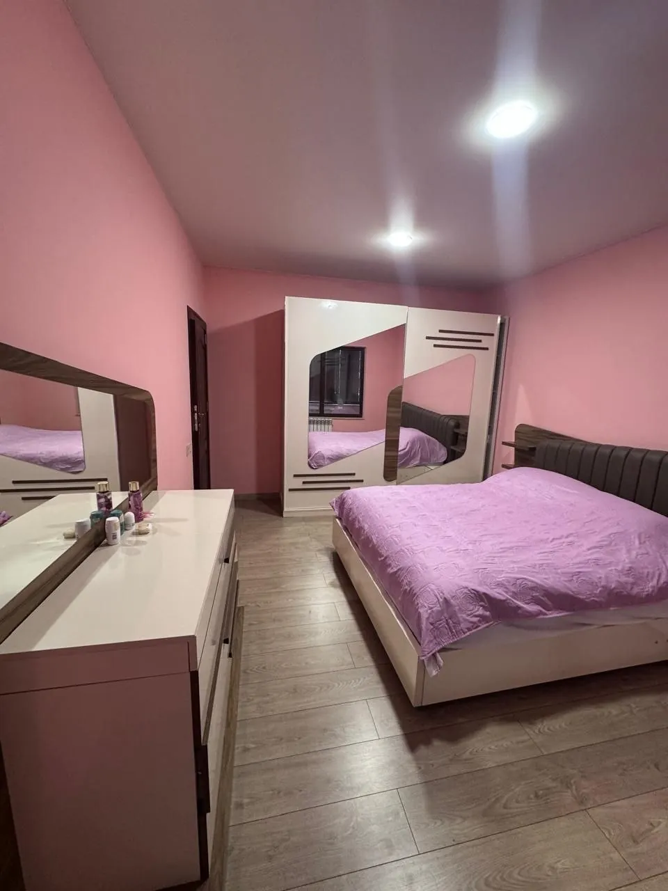 Квартира 82 м² с 2 комнатами на Инасаридзе 5