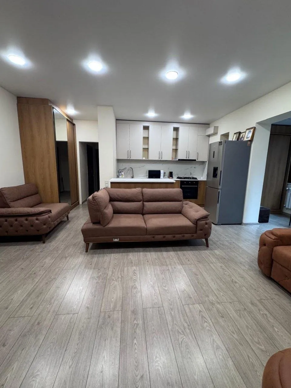 Квартира 82 м² с 2 комнатами на Инасаридзе 1