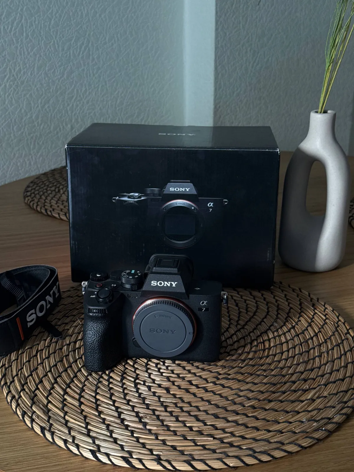 Sony A7 IV с картой памяти и штативом 1