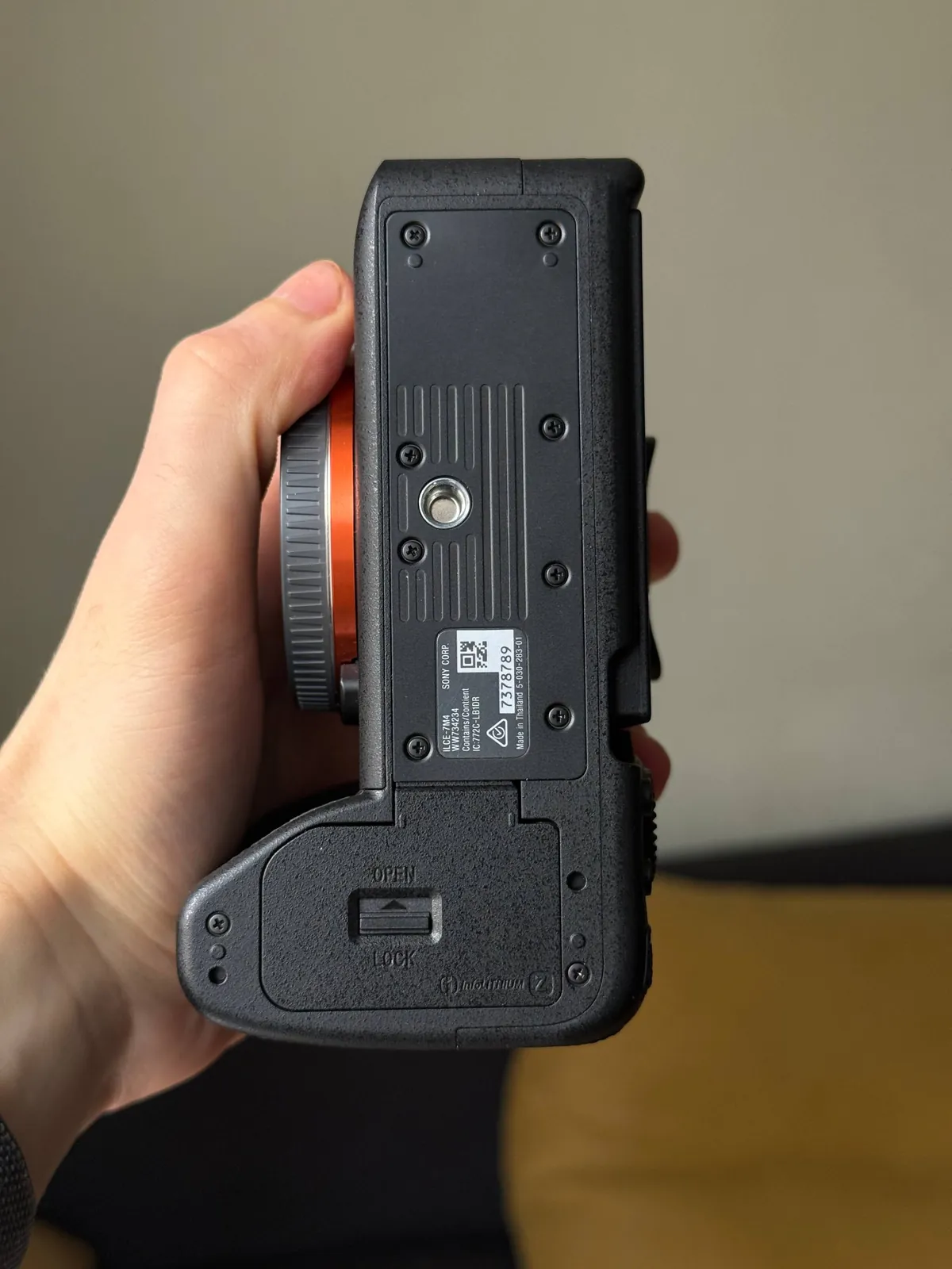 Sony A7 IV с картой памяти и штативом 5