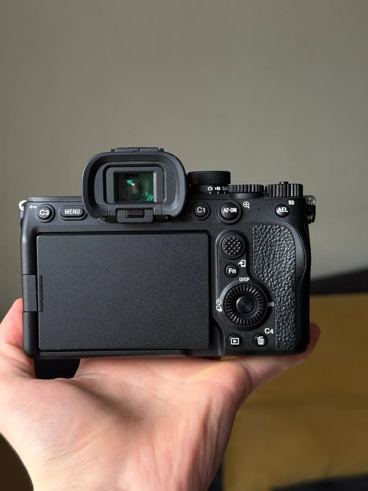 Sony A7 IV с картой памяти и штативом 3