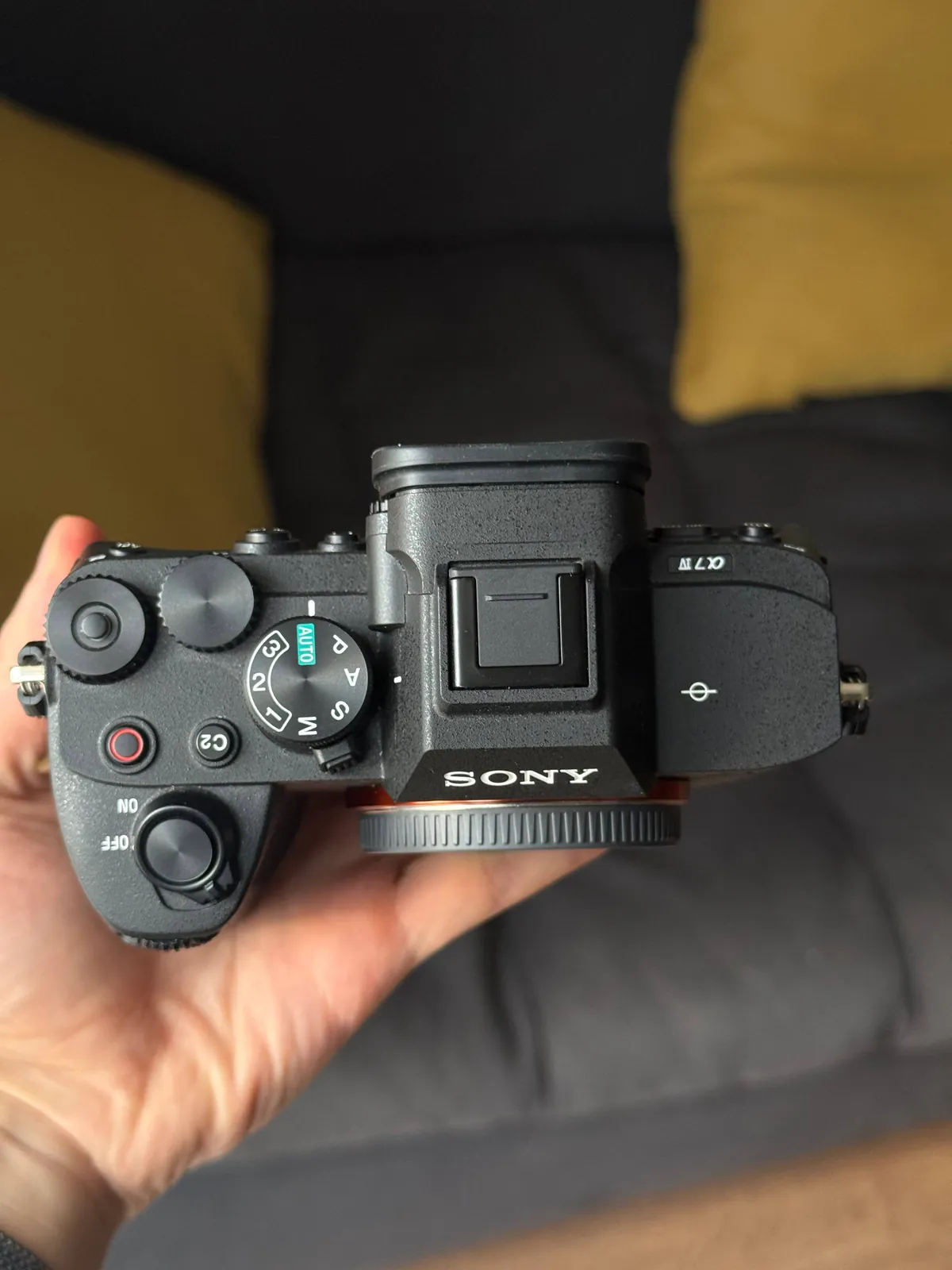 Sony A7 IV с картой памяти и штативом 2