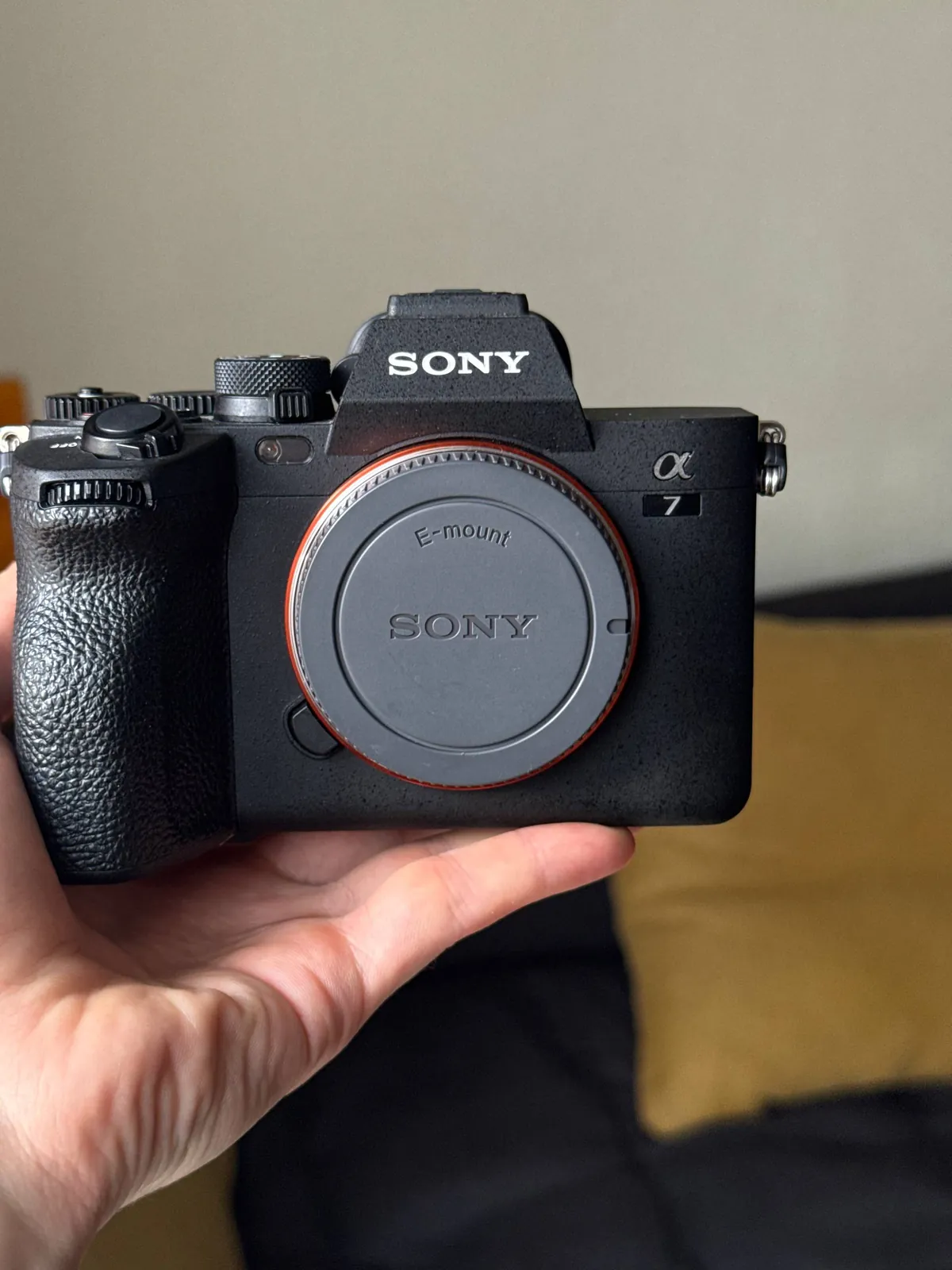 Sony A7 IV с картой памяти и штативом 4