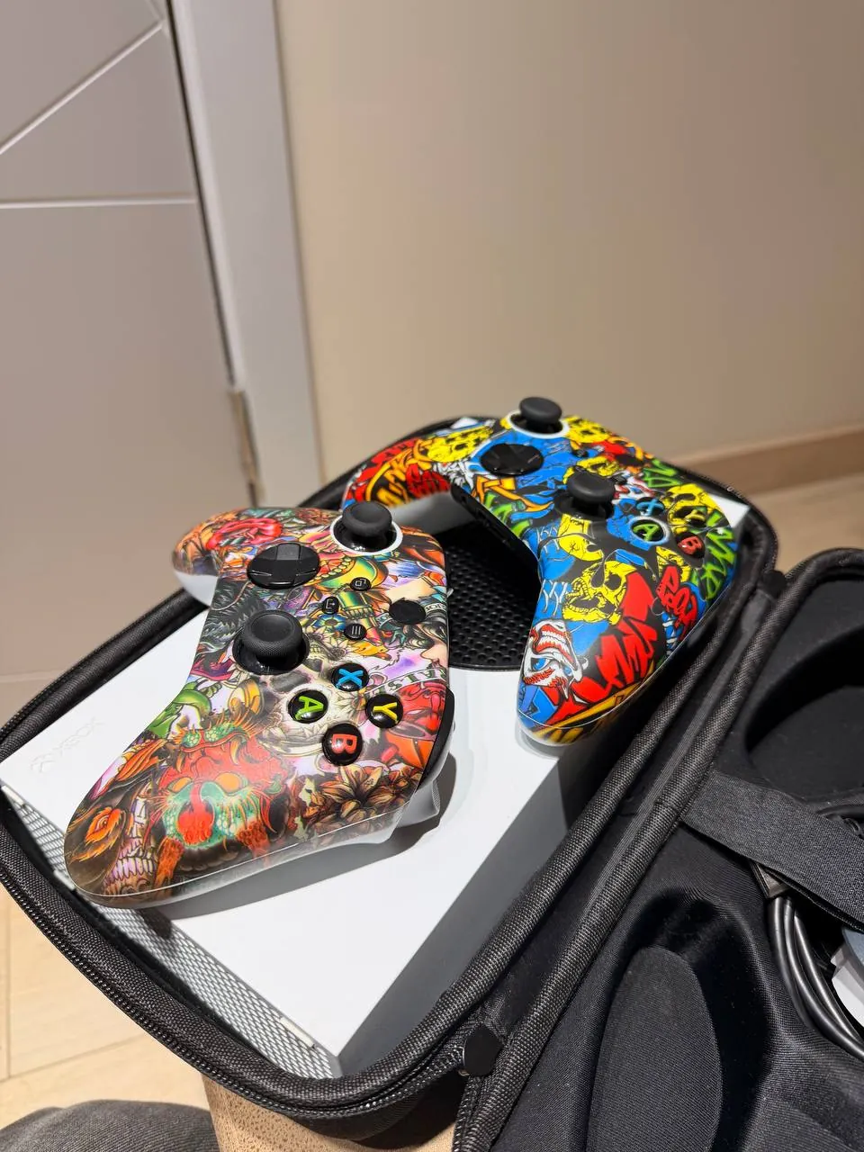Игровая приставка Xbox Series S с двумя джойстиками 5