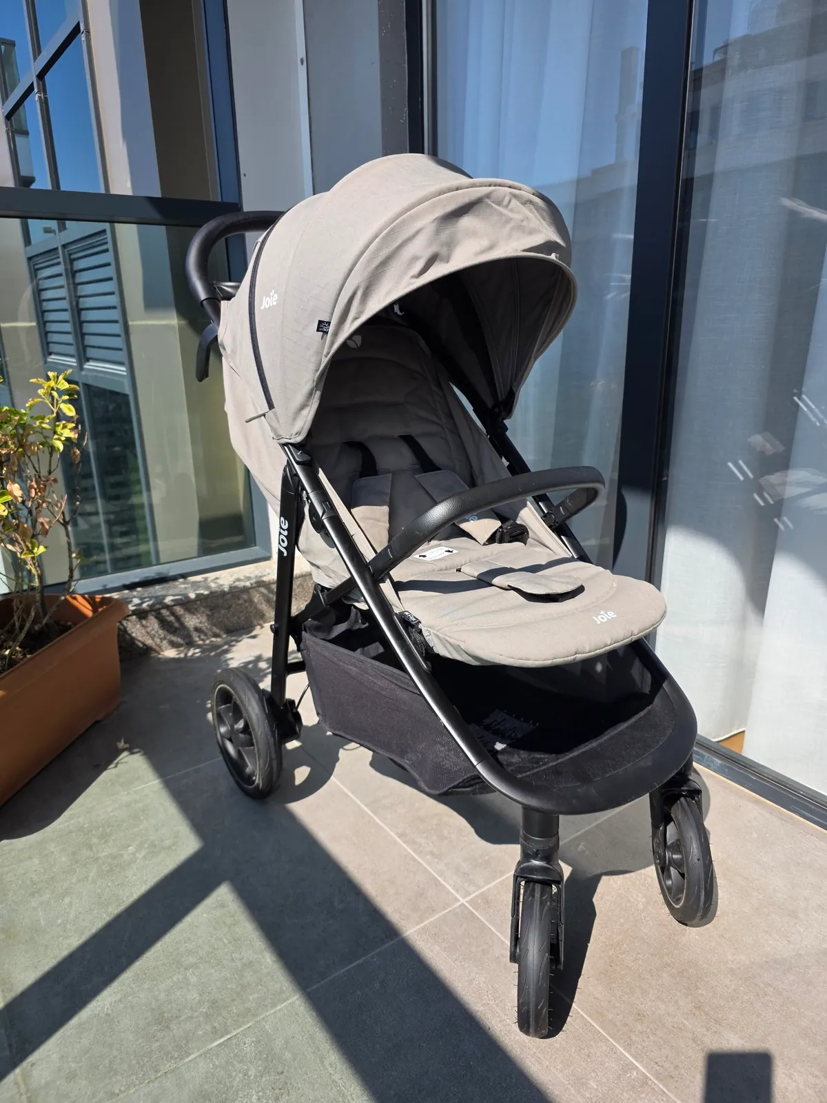 Прогулочная коляска Joie Litetrax Pro Air 1