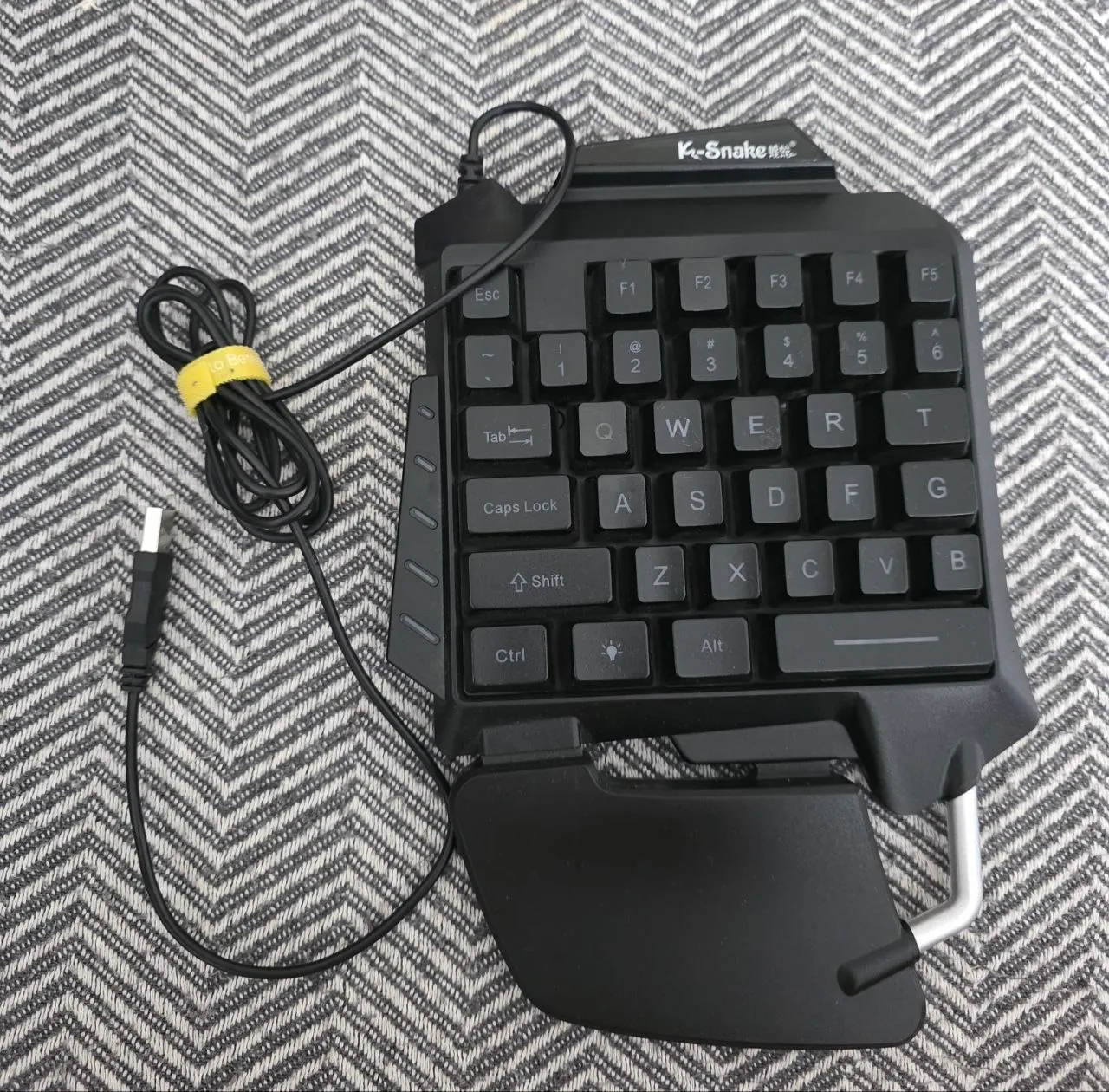 Игровая мини-клавиатура K-Snake с RGB-подсветкой 2