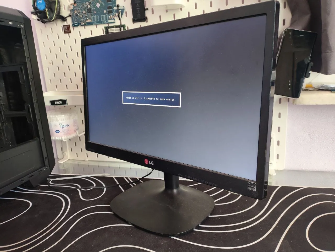 Монитор LG 20M35A-B в рабочем состоянии 2
