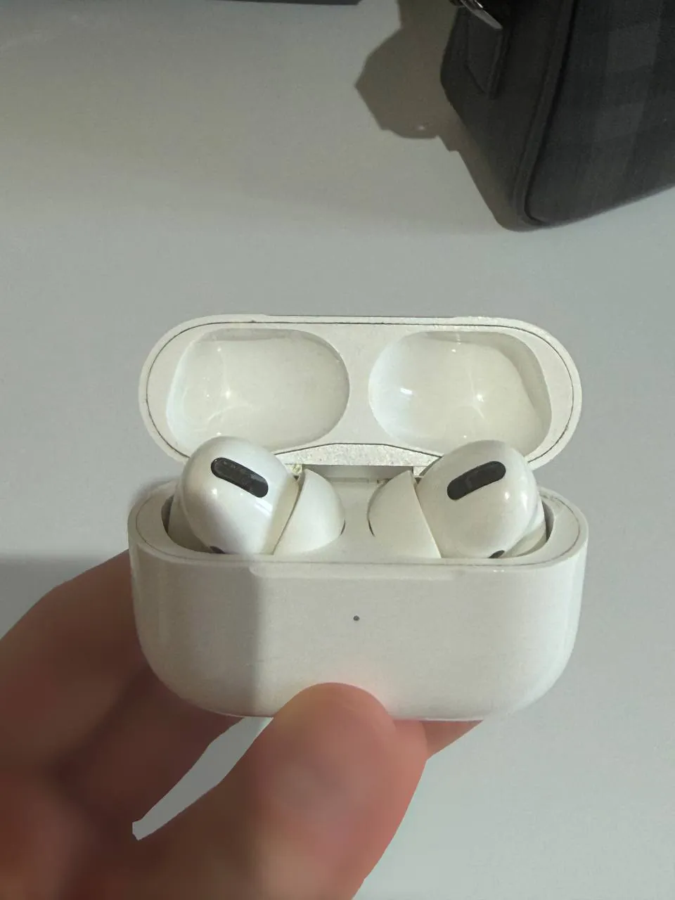 AirPods Pro 1 поколения с неисправным кейсом 1