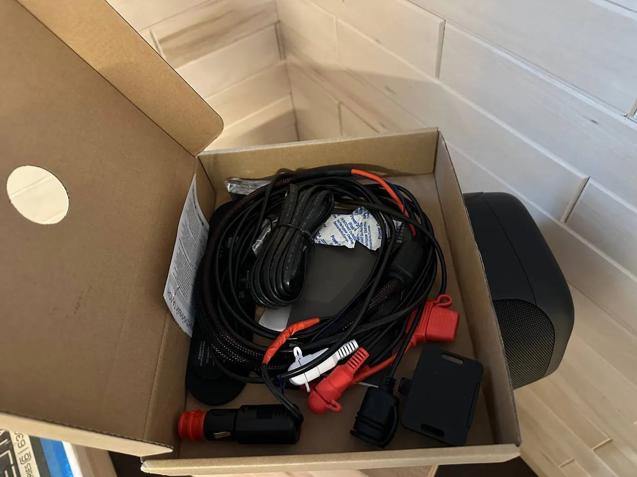 Портативный сабвуфер JBL BassPro Go 5