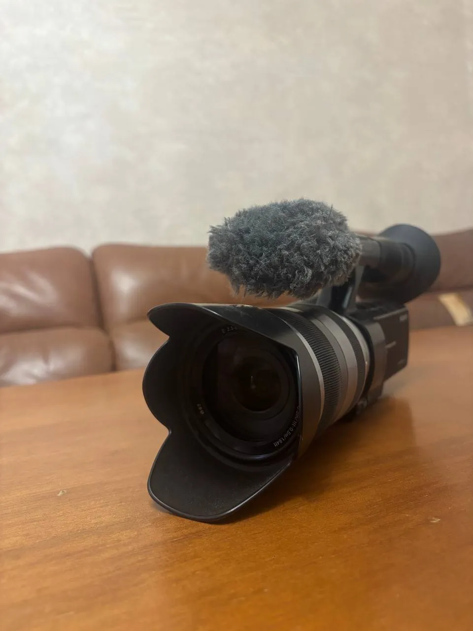 Видеокамера Sony VG20 с объективом 18-200мм 3