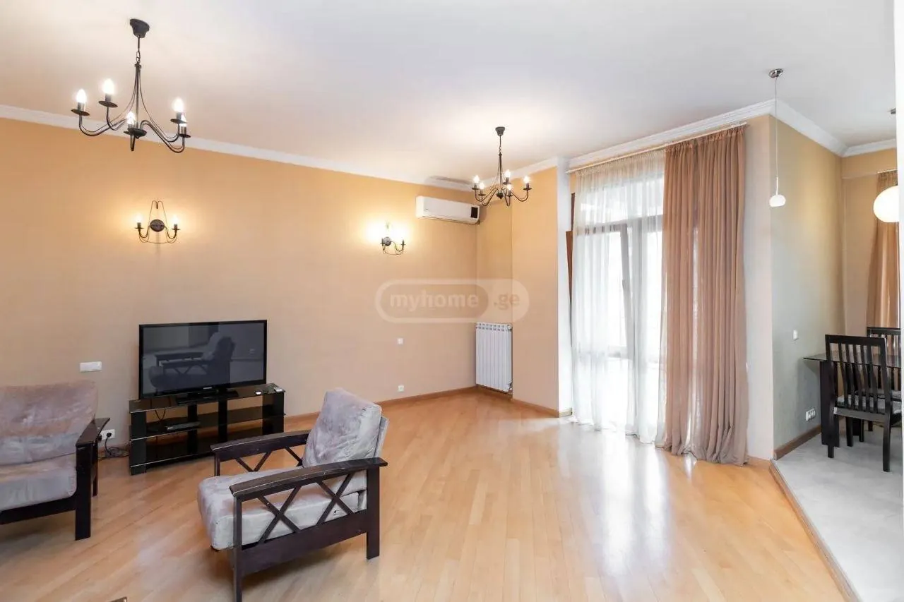 Квартира 120 м² с 3 комнатами в Сабуртало 2