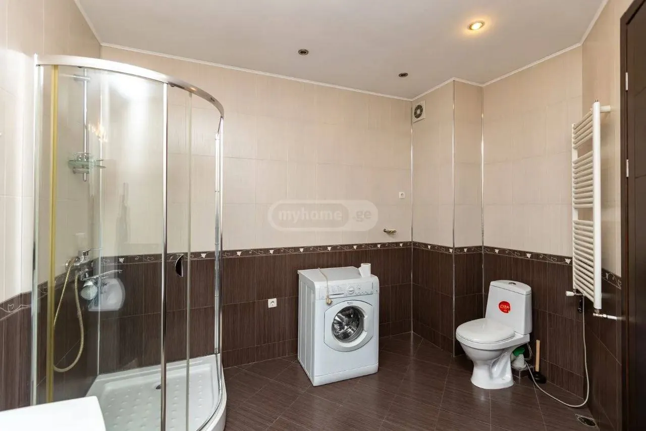Квартира 120 м² с 3 комнатами в Сабуртало 5