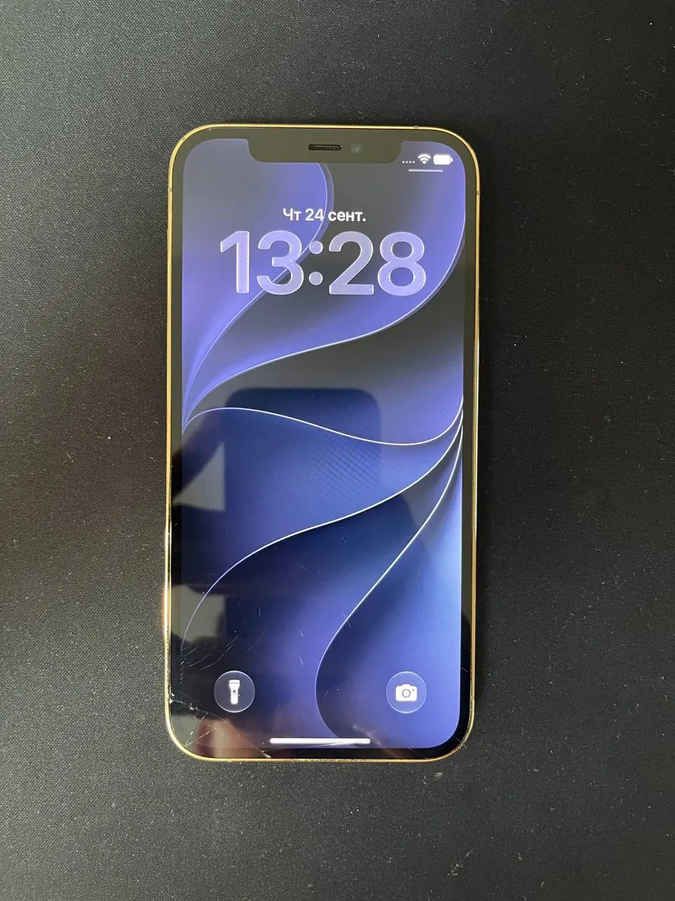 Смартфон iPhone 12 Pro золотой, экран с трещиной 2