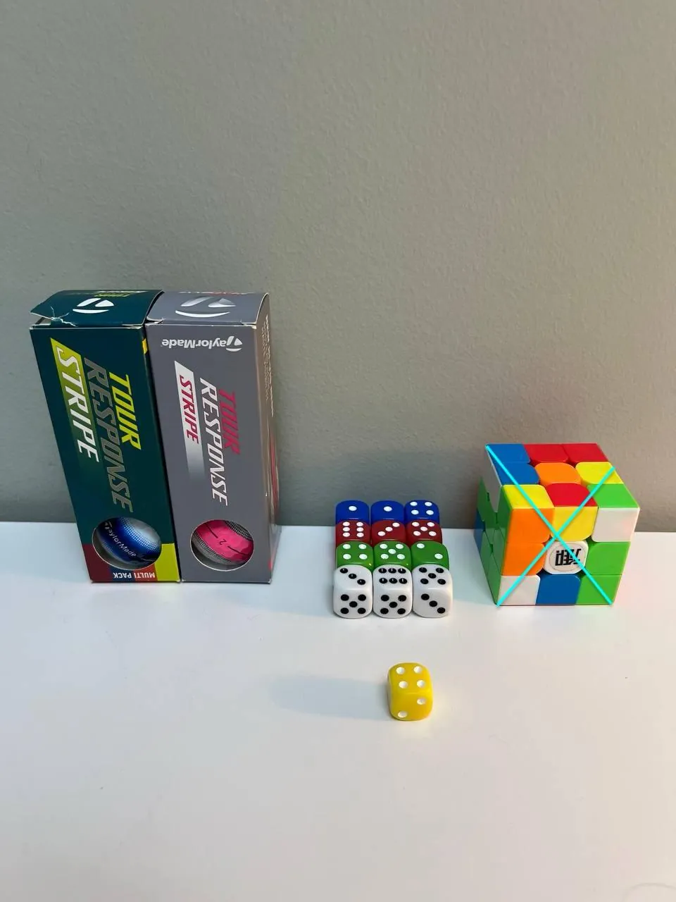 Мячи для гольфа и игральные кубики 1