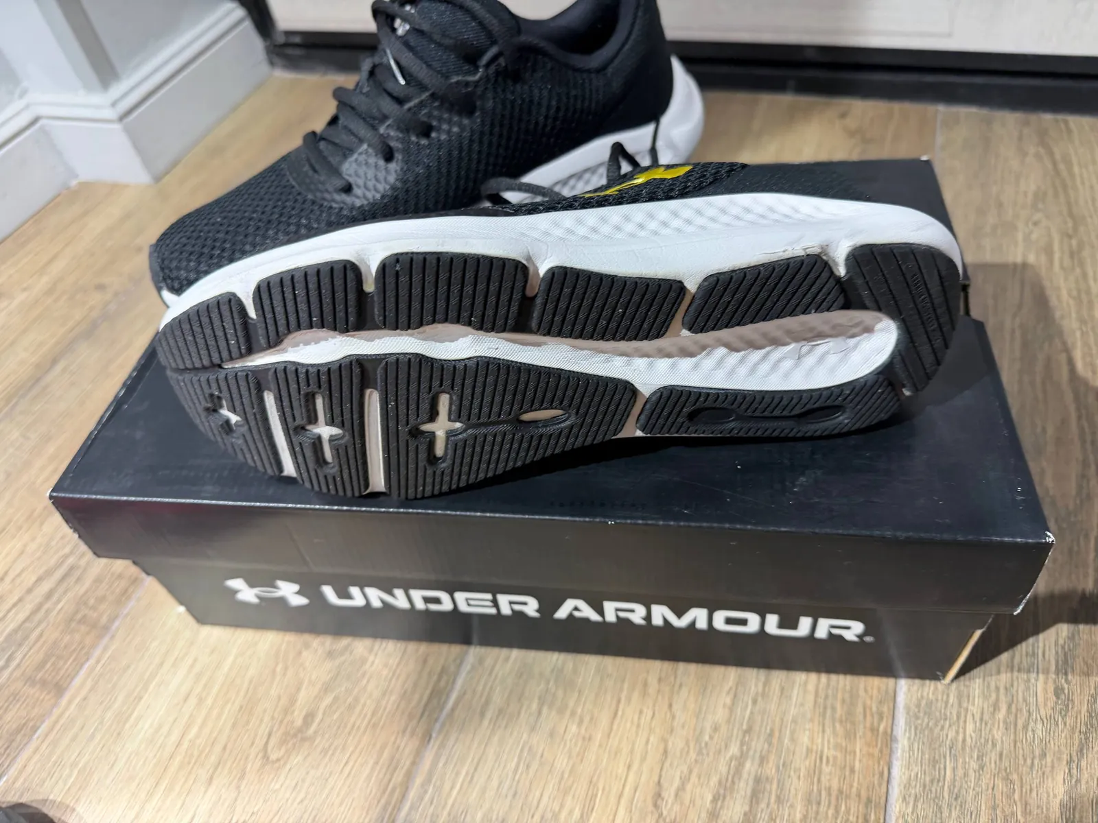 Кроссовки Under Armour, перчатки и рюкзак 3