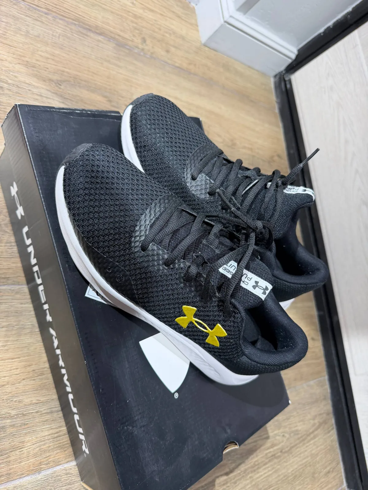 Кроссовки Under Armour, перчатки и рюкзак 2