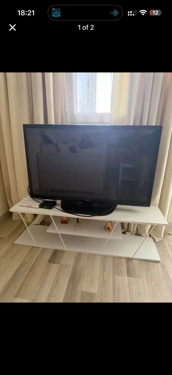 Телевизор с подставкой и HDMI кабелем 1