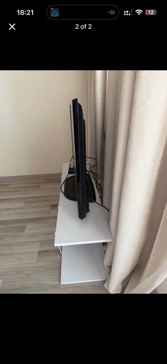 Телевизор с подставкой и HDMI кабелем 2