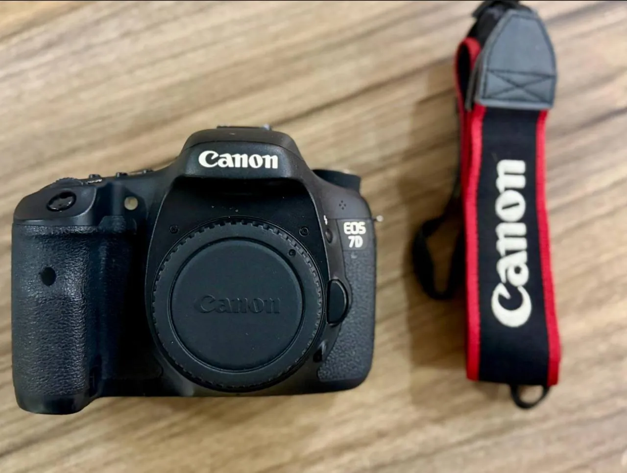 Зеркальная камера Canon EOS 7D с объективом 3
