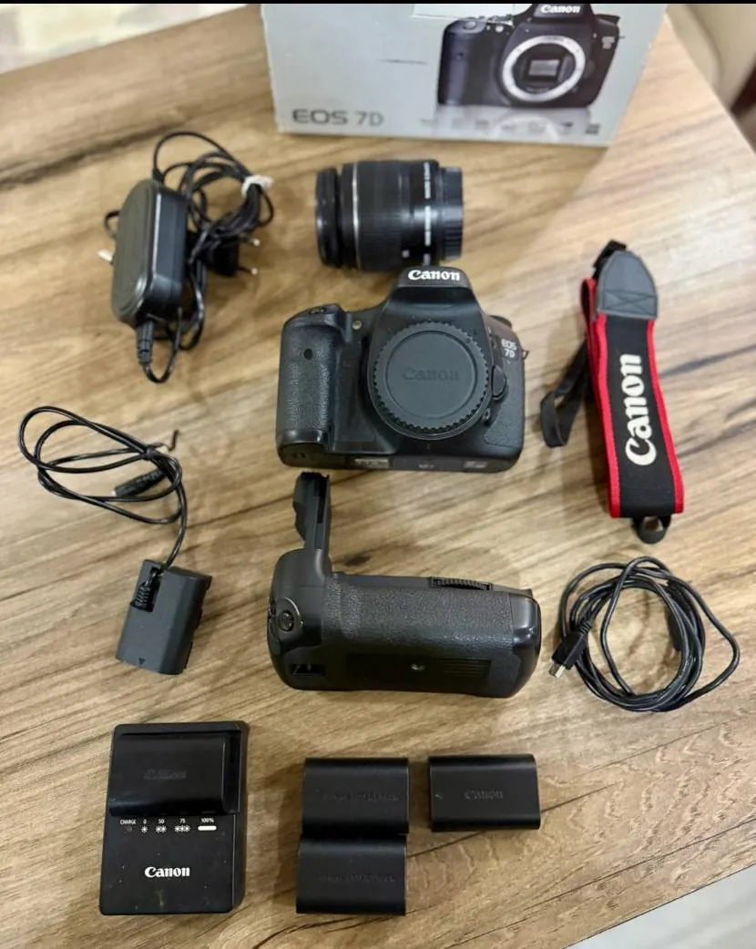 Зеркальная камера Canon EOS 7D с объективом 1