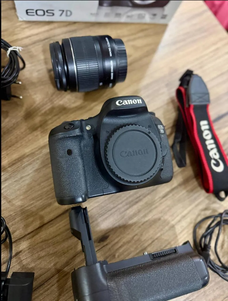 Зеркальная камера Canon EOS 7D с объективом 2