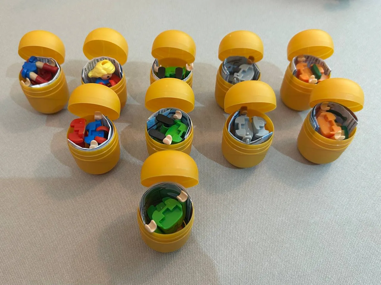 Игрушки из киндер-сюрпризов динозавры и супергерои 2