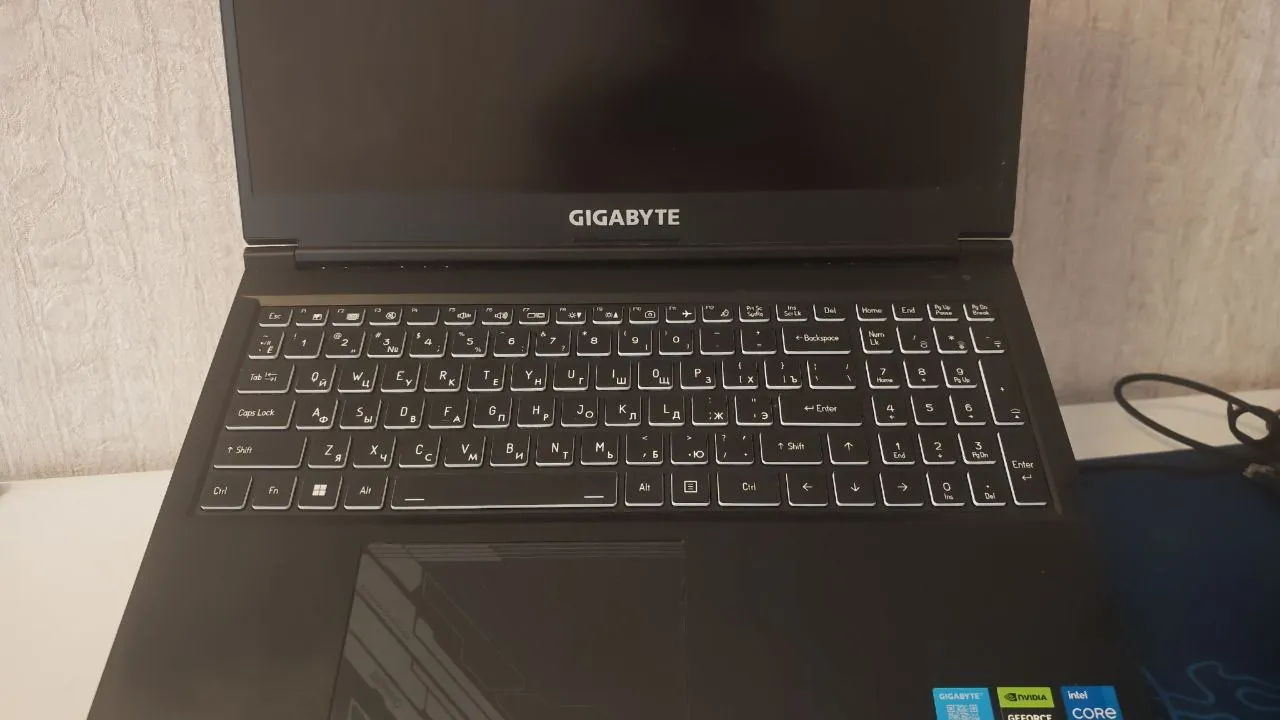 Ноутбук Gigabyte G5 KF с подставкой 1