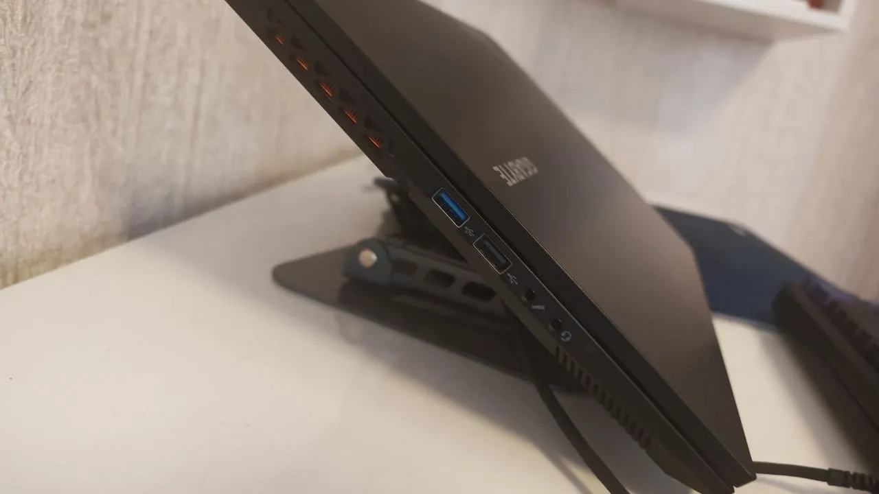 Ноутбук Gigabyte G5 KF с подставкой 2