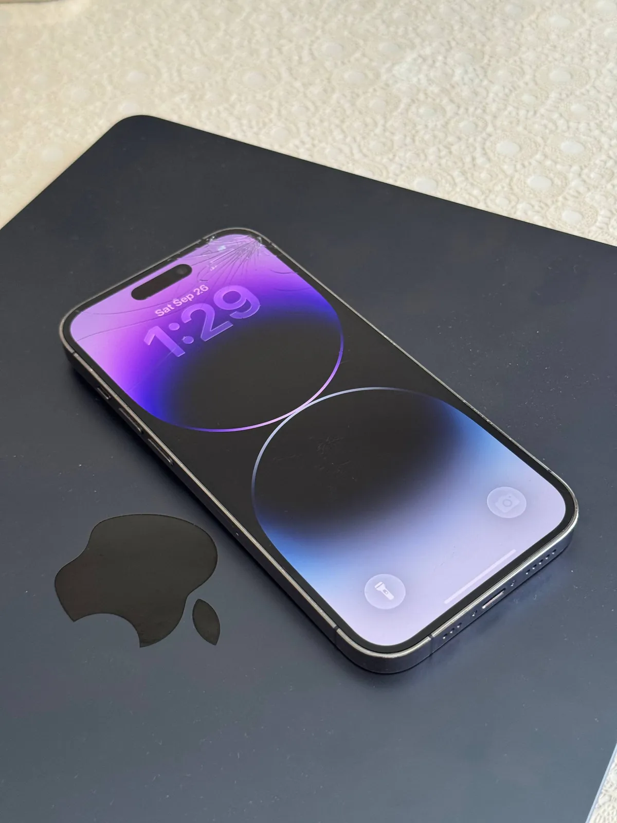 IPhone 14 Pro 256 ГБ с разбитым стеклом 1