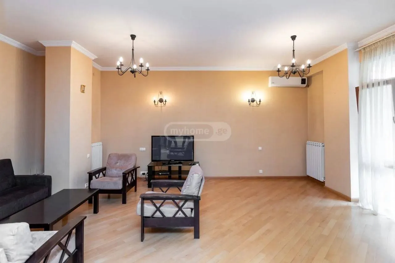 Квартира 120 м² с 3 комнатами в Сабуртало 5