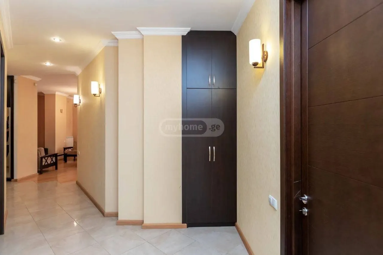 Квартира 120 м² с 3 комнатами в Сабуртало 1