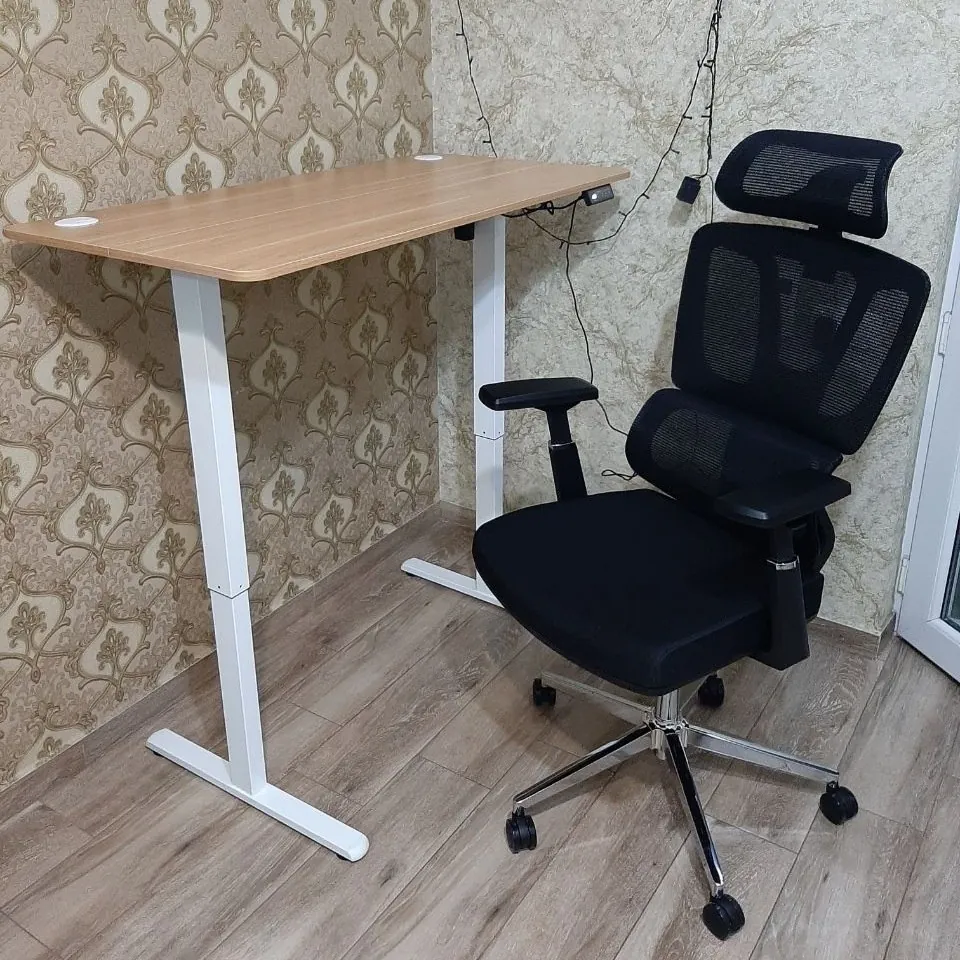 Стол с регулировкой высоты и офисное кресло 1