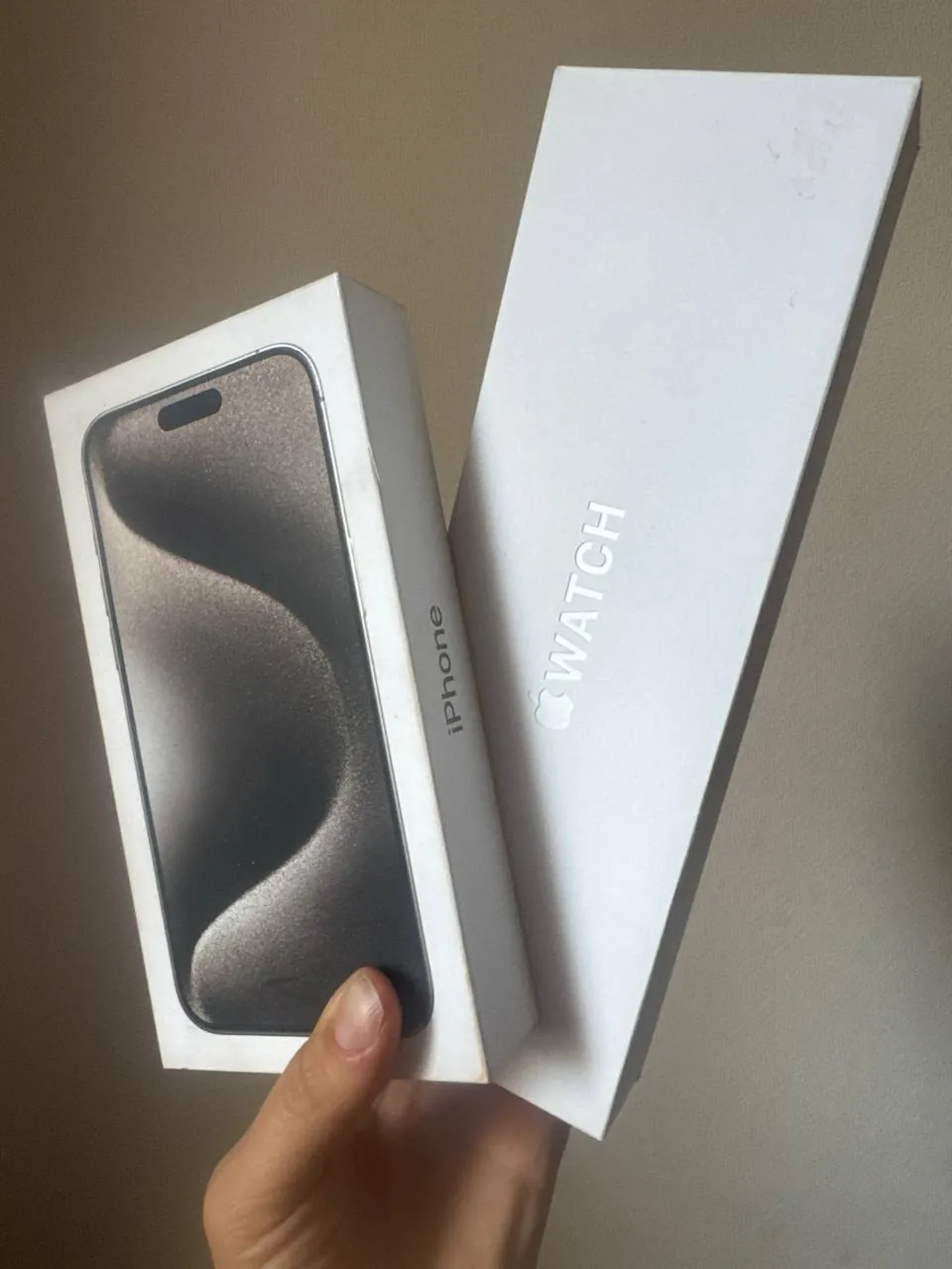 Коробки от iPhone 15 Pro Max и Apple Watch 3