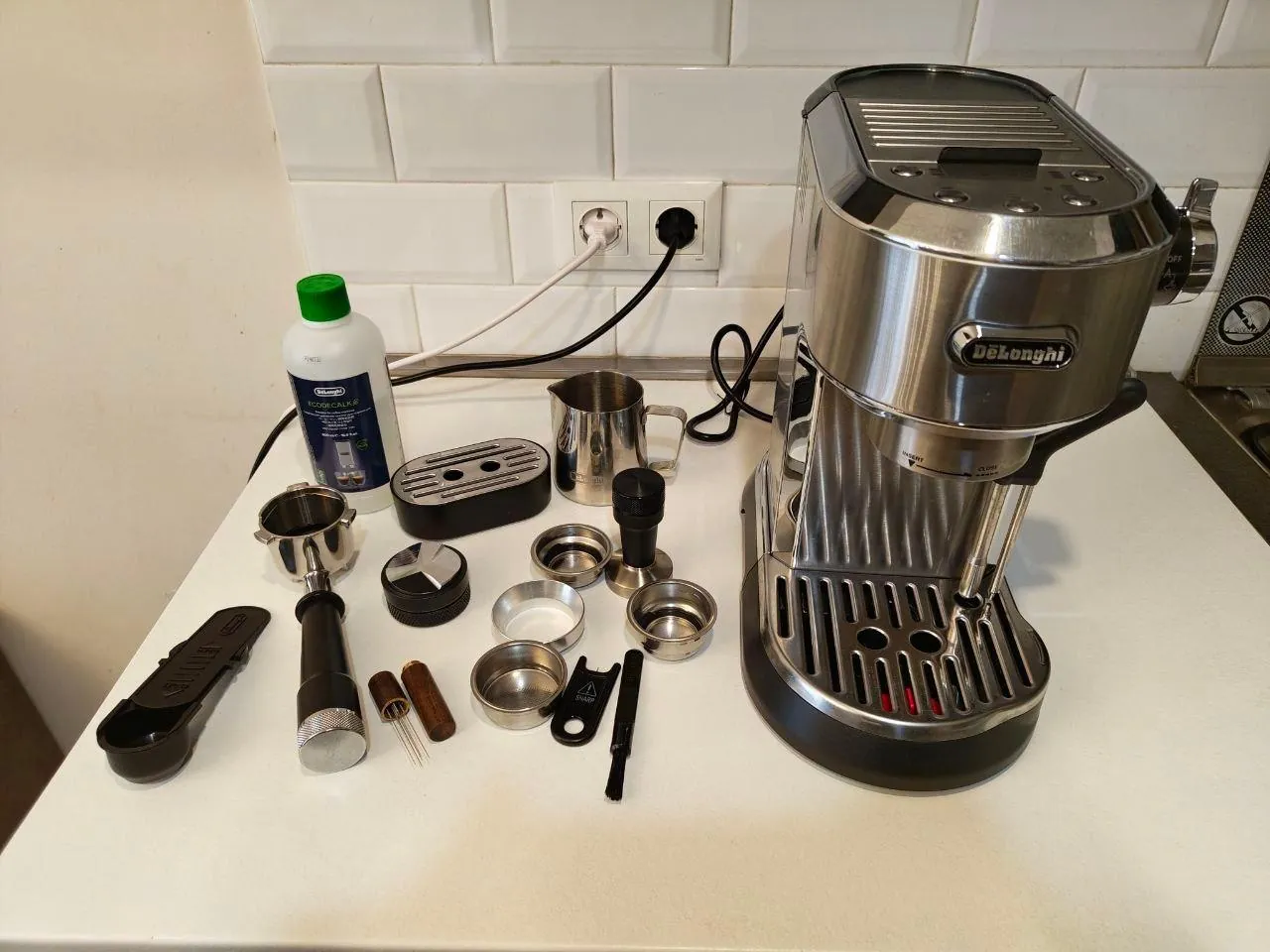 Кофемашина DeLonghi Dedica Maestro Plus 1