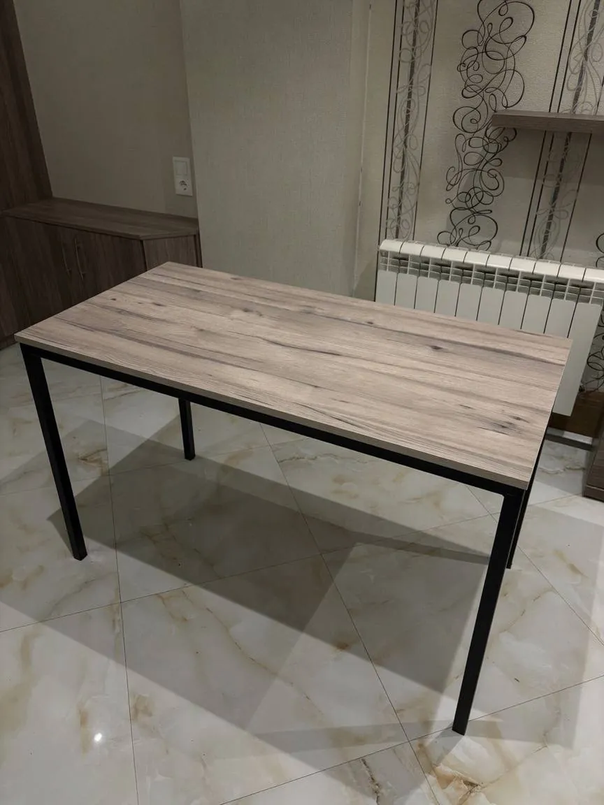 Стол, микроволновка Beko и этажерка 1