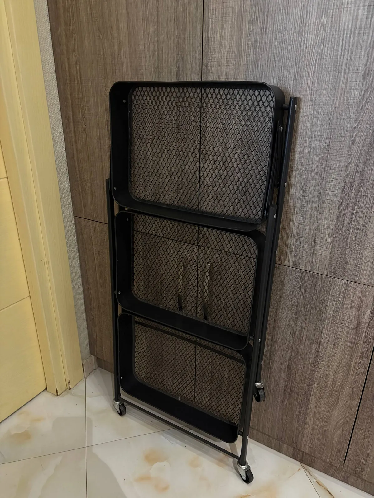 Стол, микроволновка Beko и этажерка 4